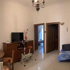 In Centro Ben Servito , Savona Italia